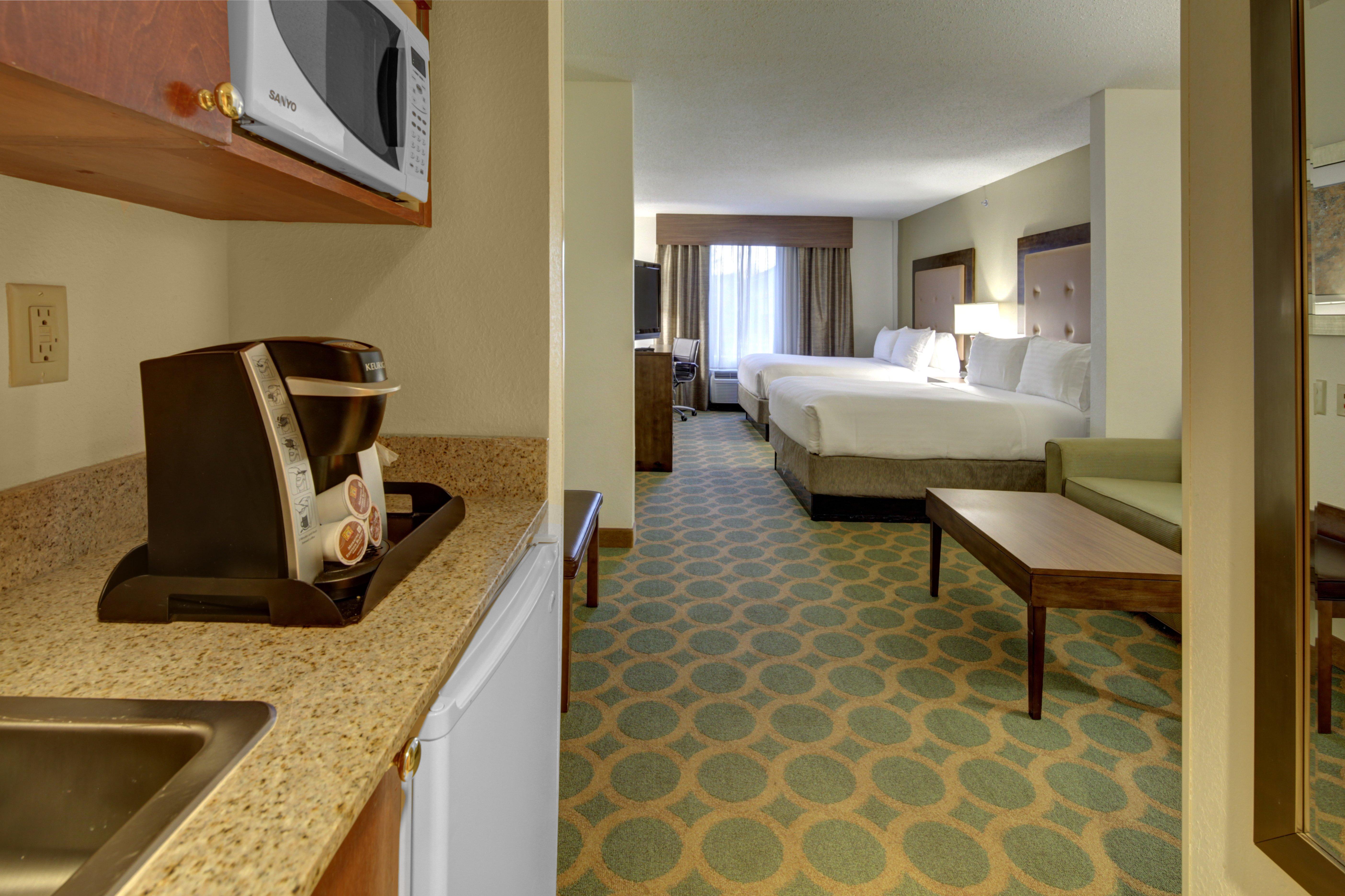 Holiday Inn Express Hotel & Suites Emporia By Ihg Esterno foto