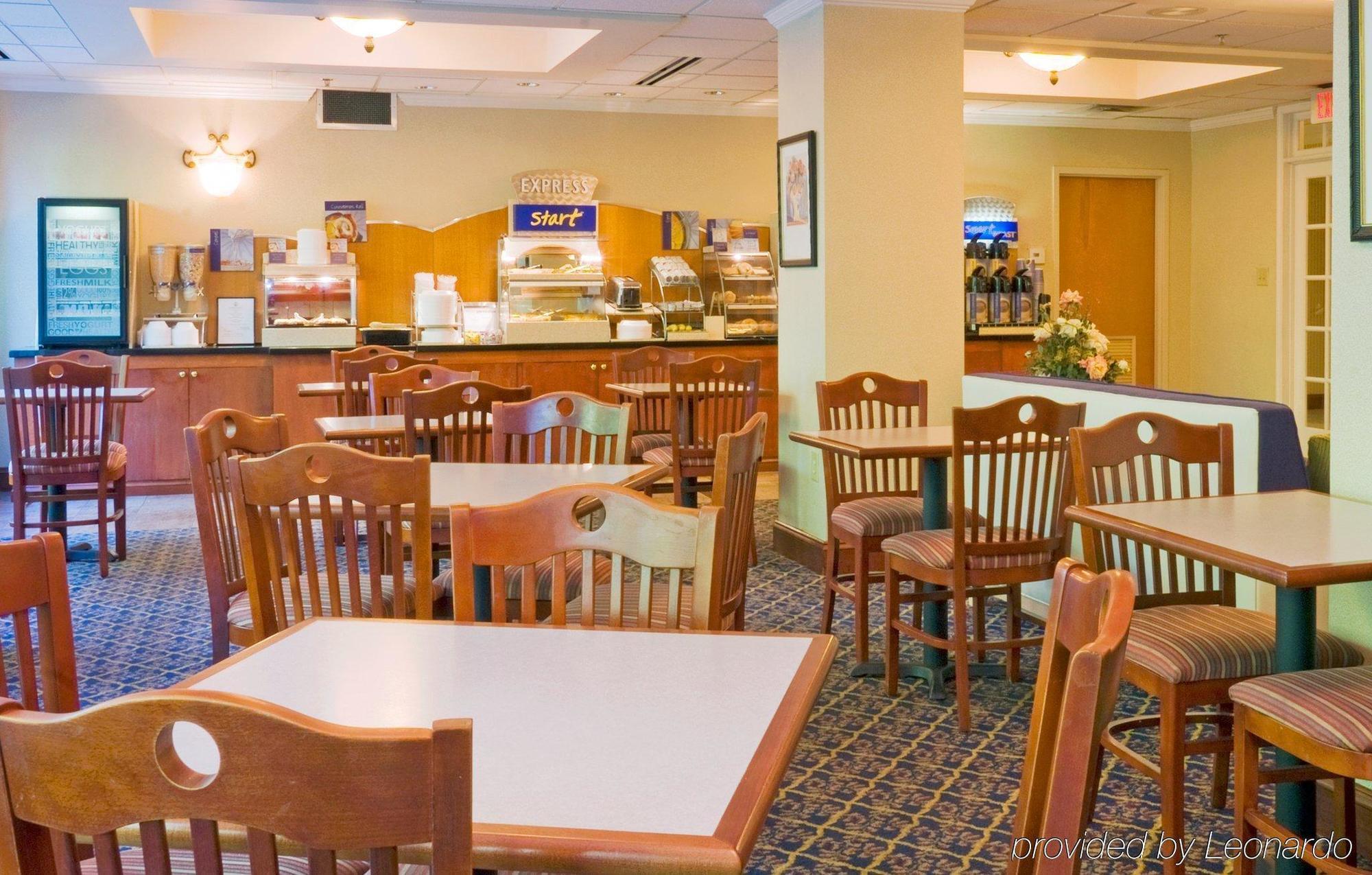 Holiday Inn Express Hotel & Suites Emporia By Ihg Esterno foto
